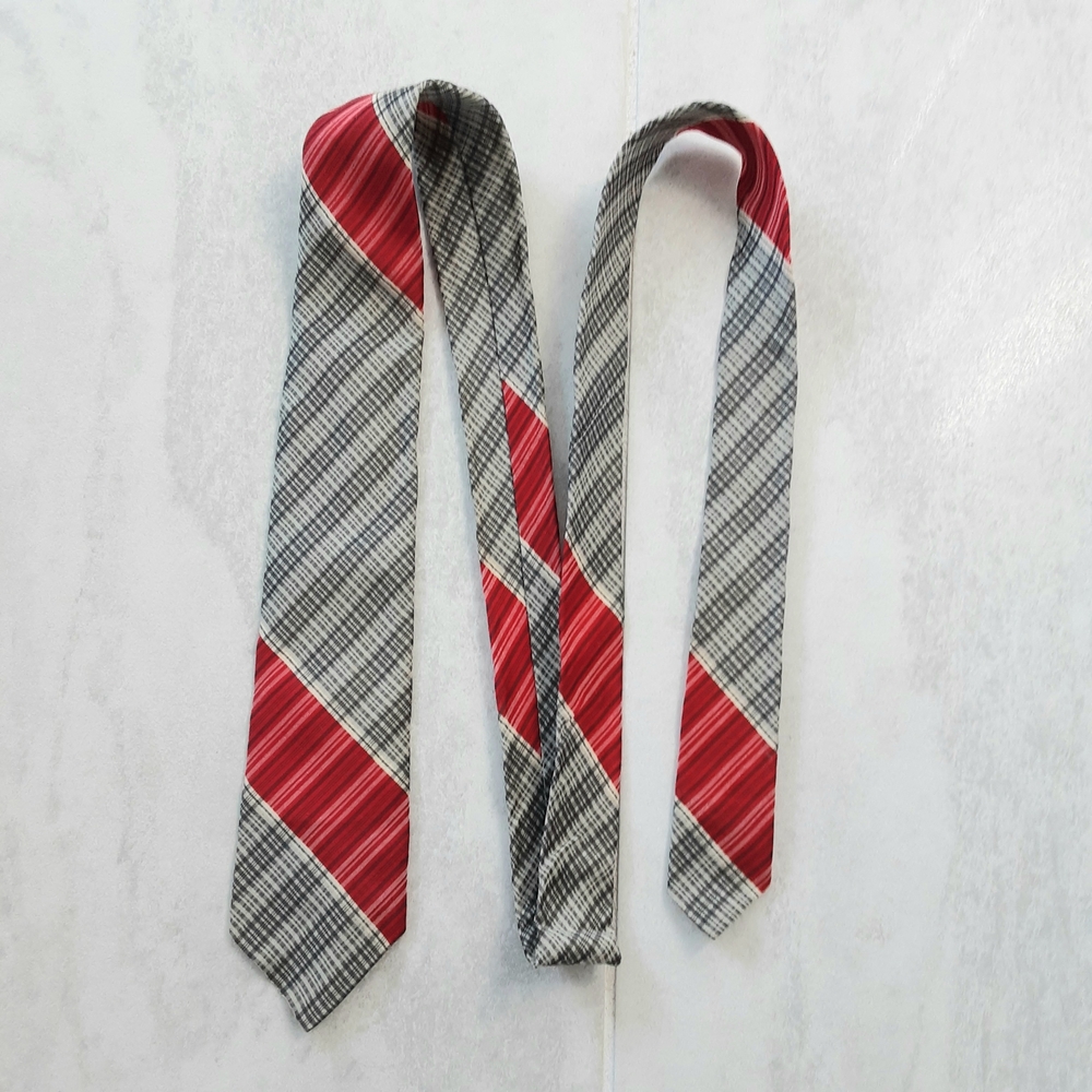 Wembley Vintage Narrow Tie Red and Gray Diagonal Plaid Men's Necktie